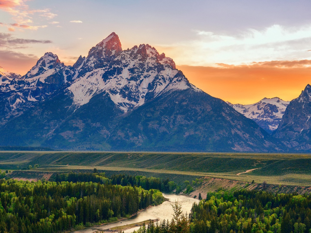 Оранжевые облака позади гор