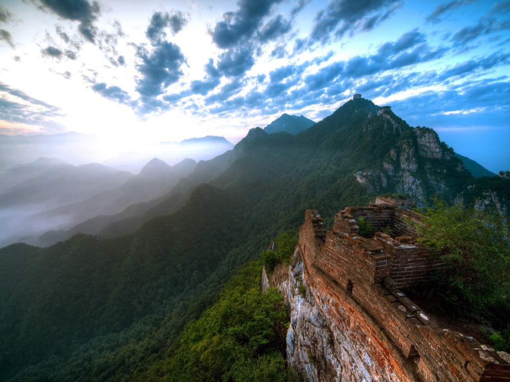 Руины здания в горах