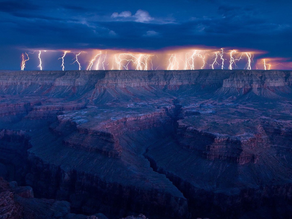 Сильная гроза над горным плато