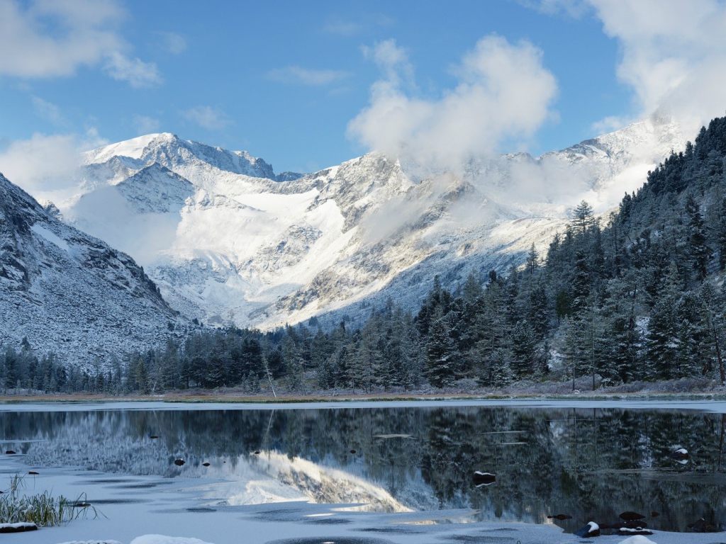Заснеженные вершины Алтая