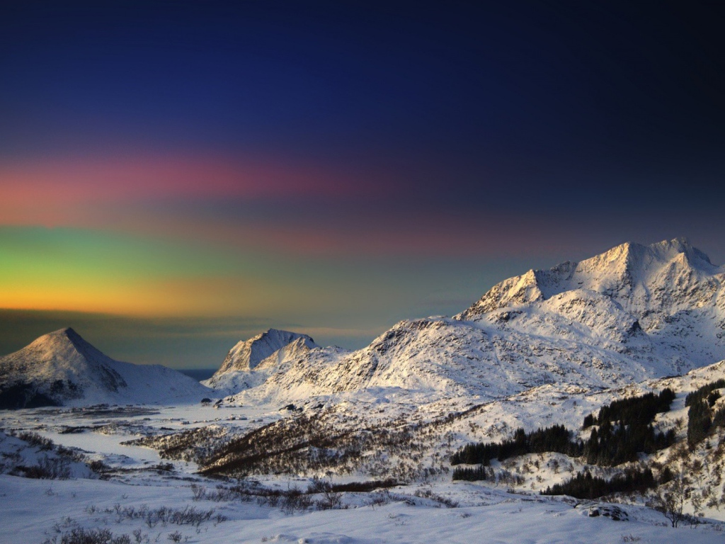 Закат в горах окрасил небо всеми цветами радуги