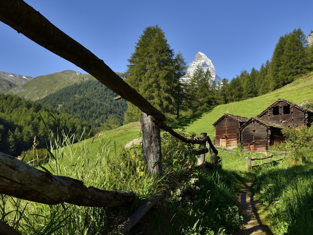 Забор и старые дома в горах
