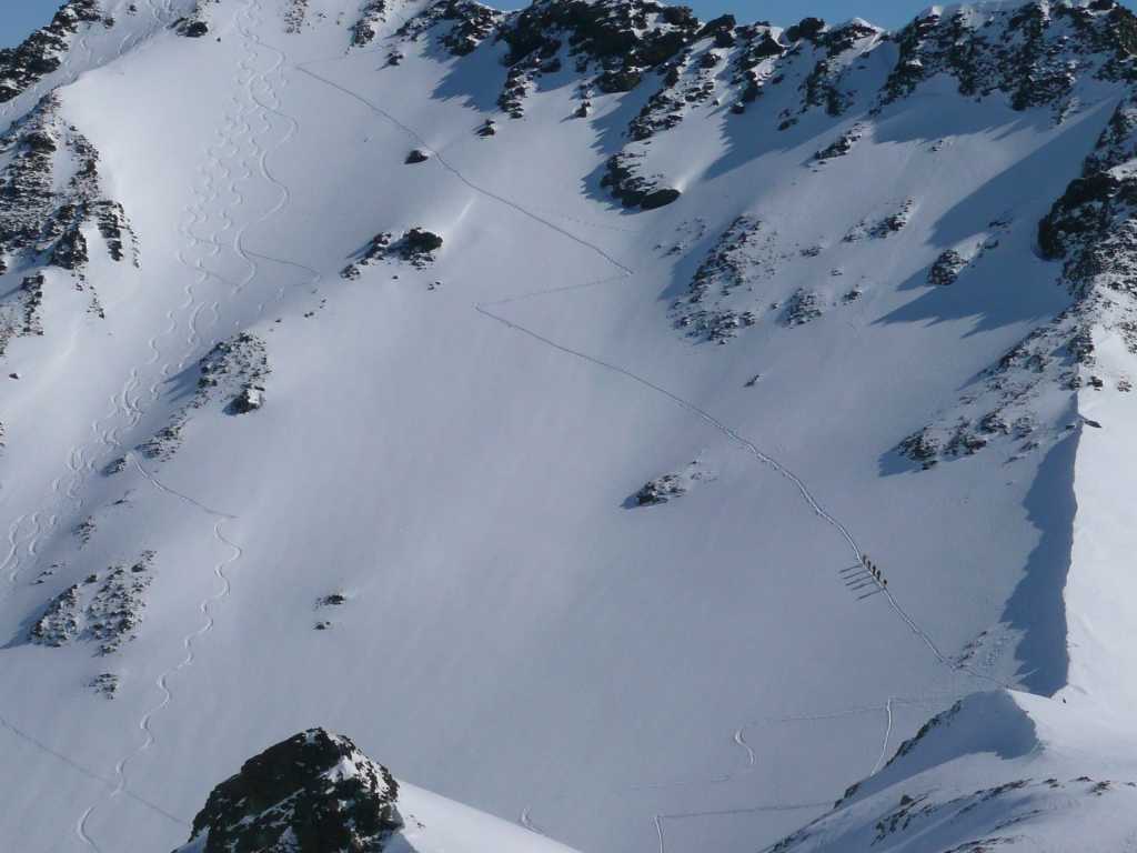 Следы лыжников на горном склоне