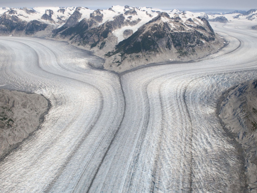 Два ледника сливаются в один