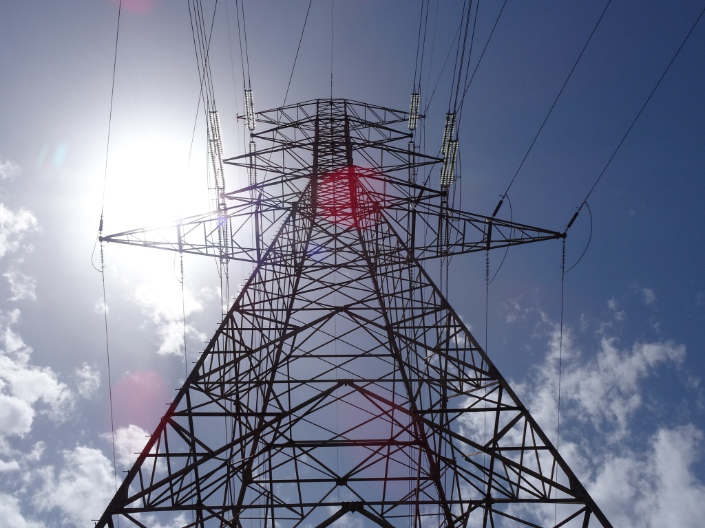 Столб ЛЭП на фоне неба