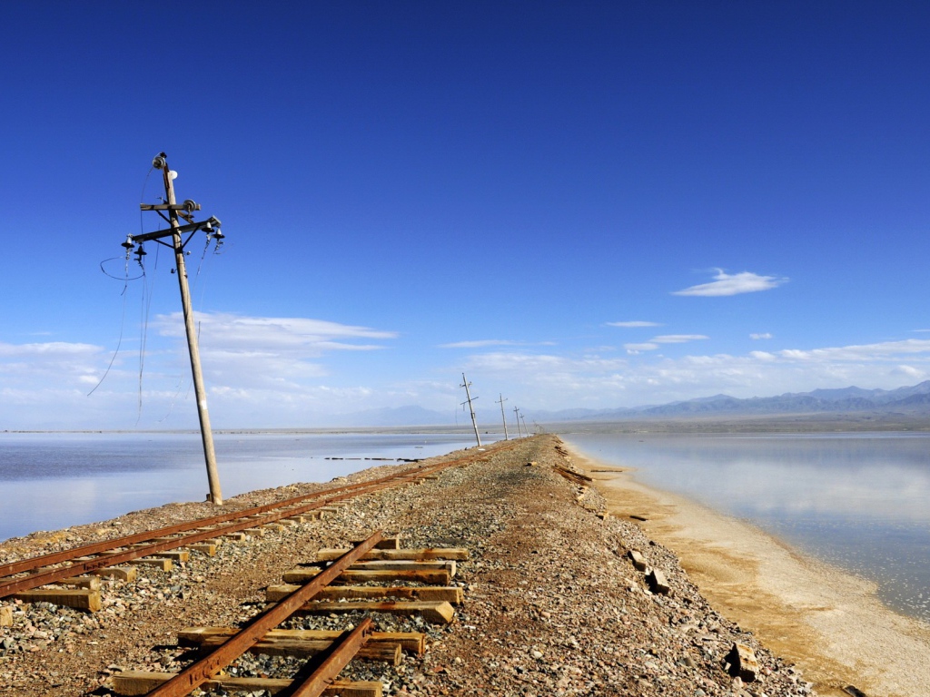 Разрушенная железная дорога у воды