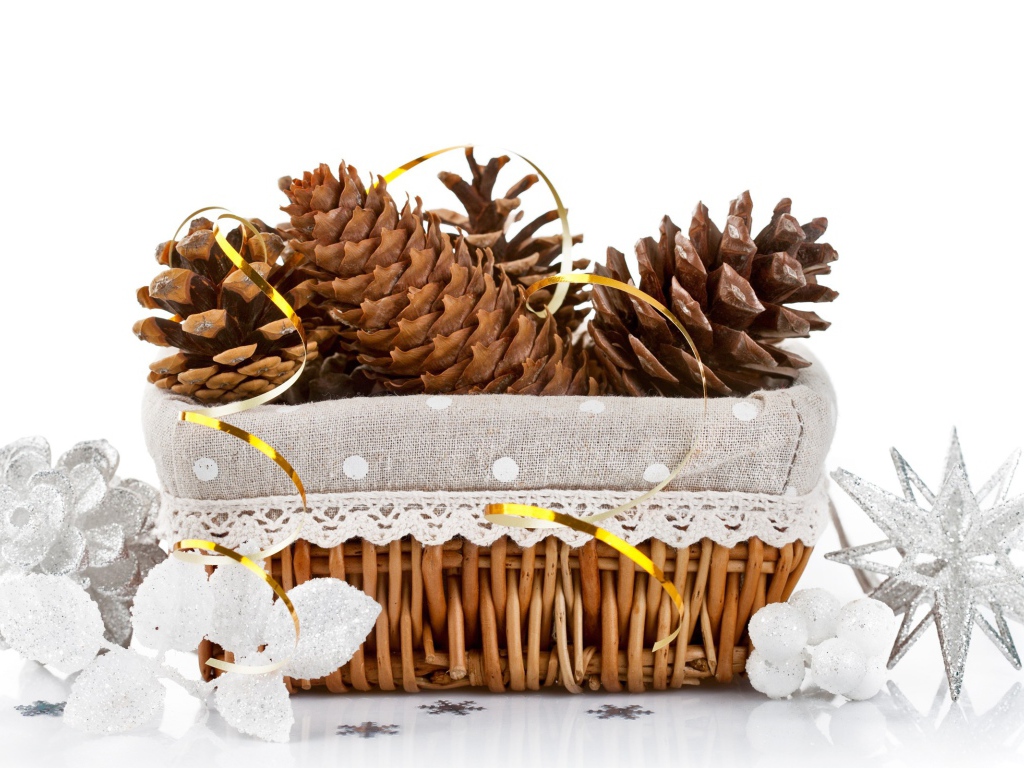 Корзина с еловыми шишками