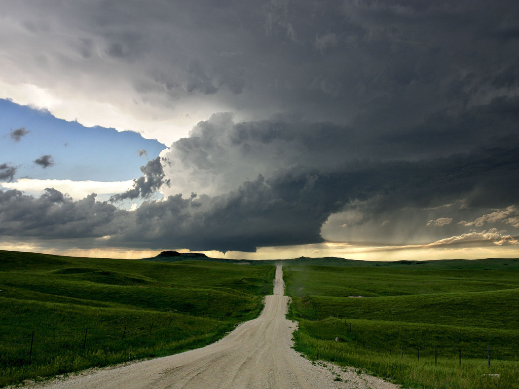 Пасмурная погода на дороге