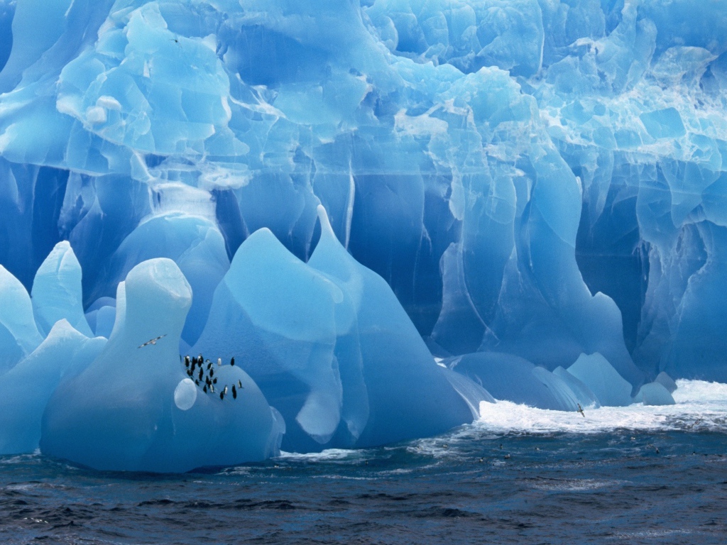 Великолепный голубой ледник