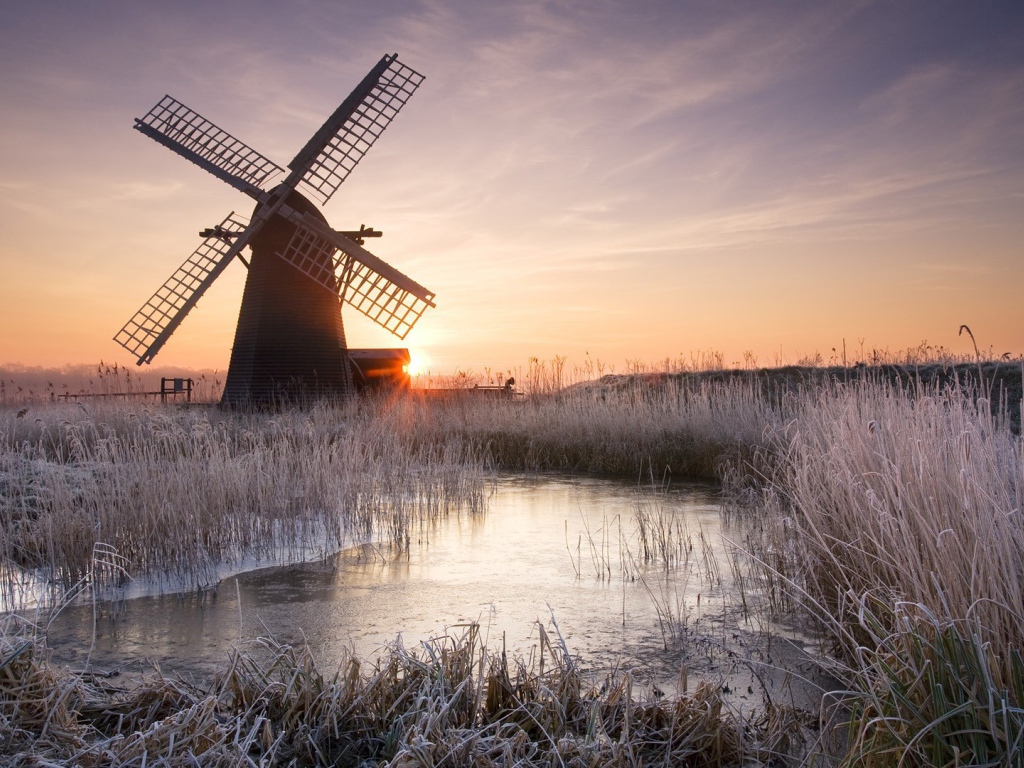 Мельница среди покрытого инеем сушняка