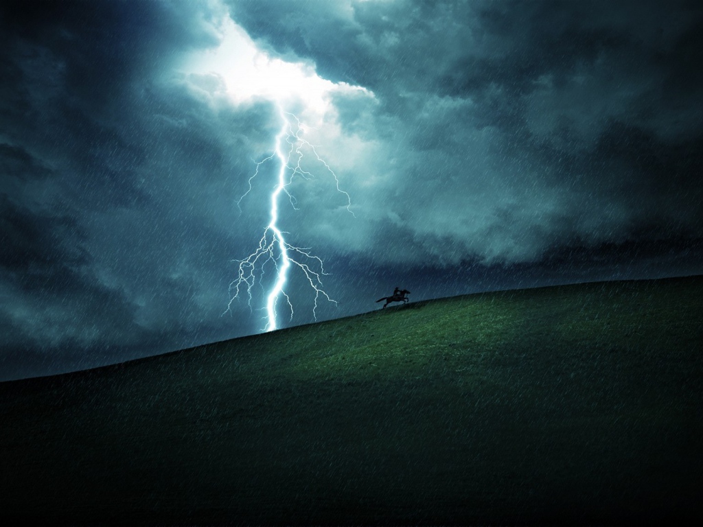 Всадник убегает от молнии и грозы