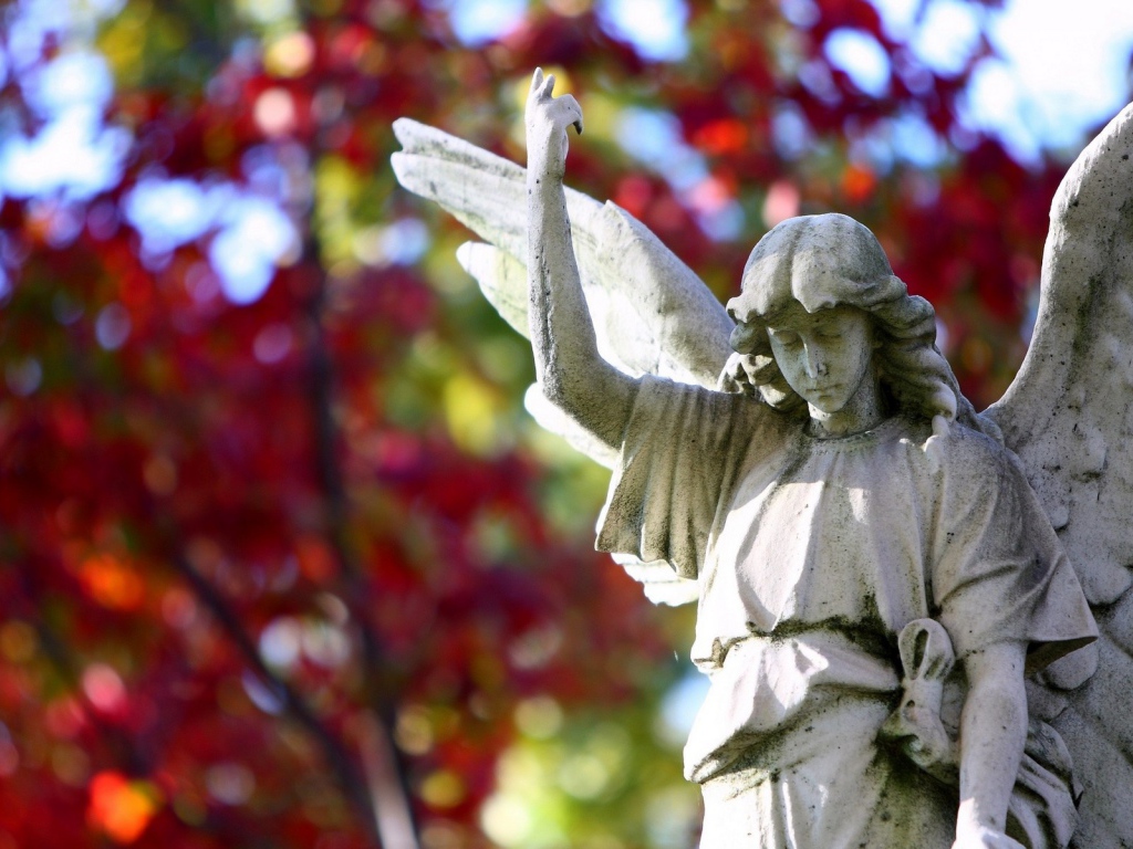 Фигура ангела в саду