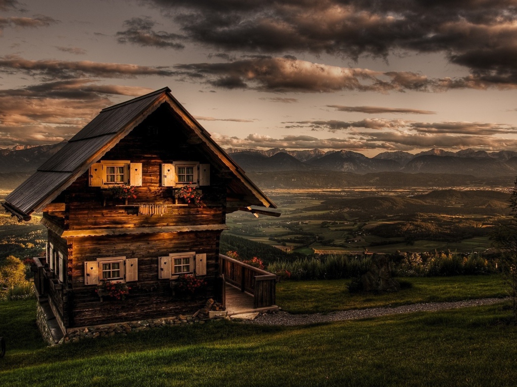 Аккуратный дом на холме над горной долиной