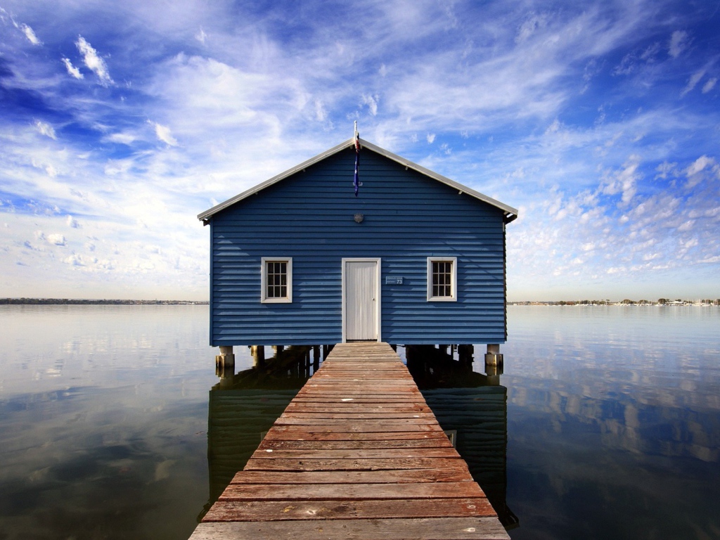 Синяя лодочная станция на озере