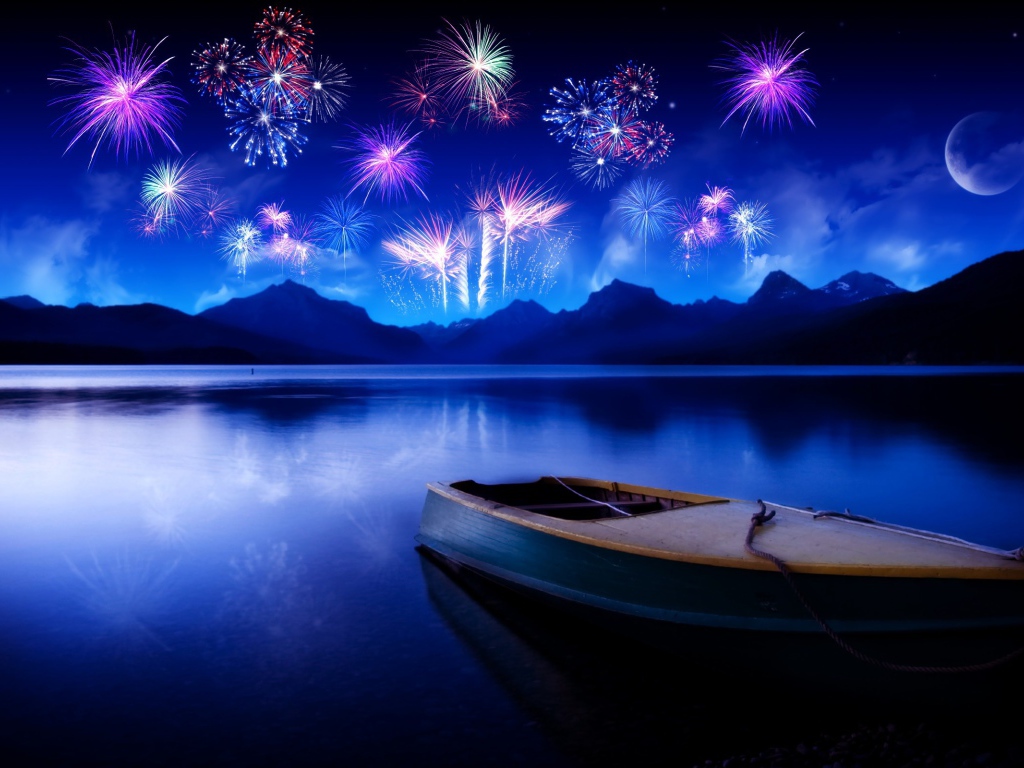 Лодка на озере на фоне фейерверков