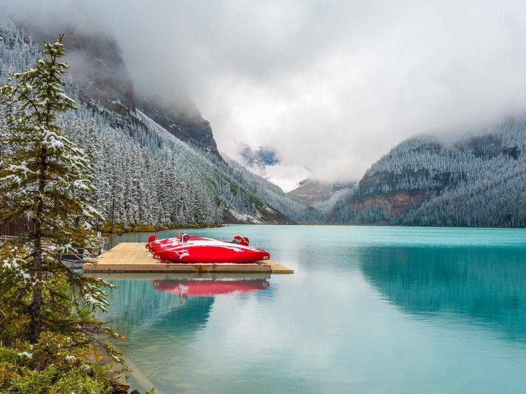 Лодки на причале горного озера