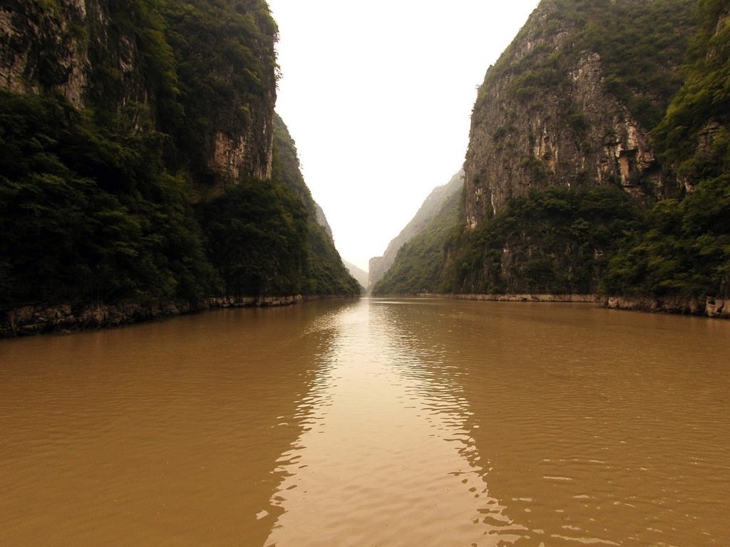Коричневая вода реки между скал