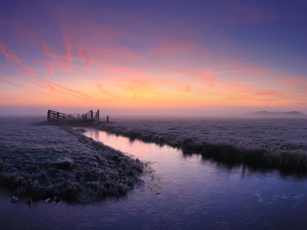 Канал в болоте на восходе солнца