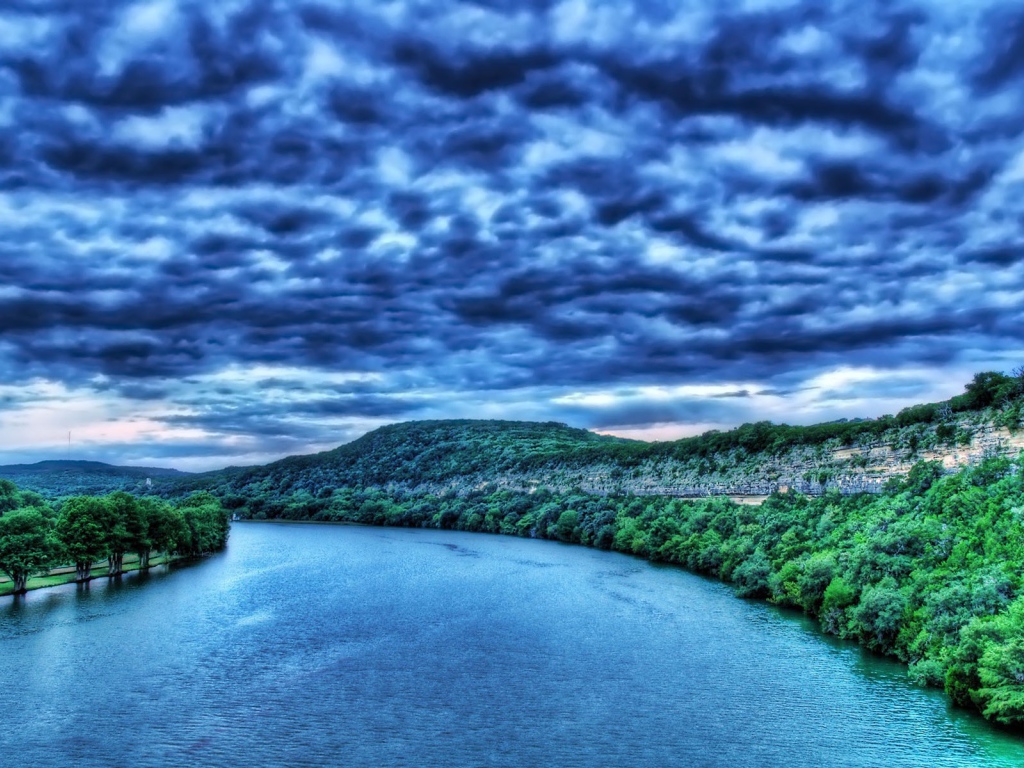 Темно синие облака над рекой