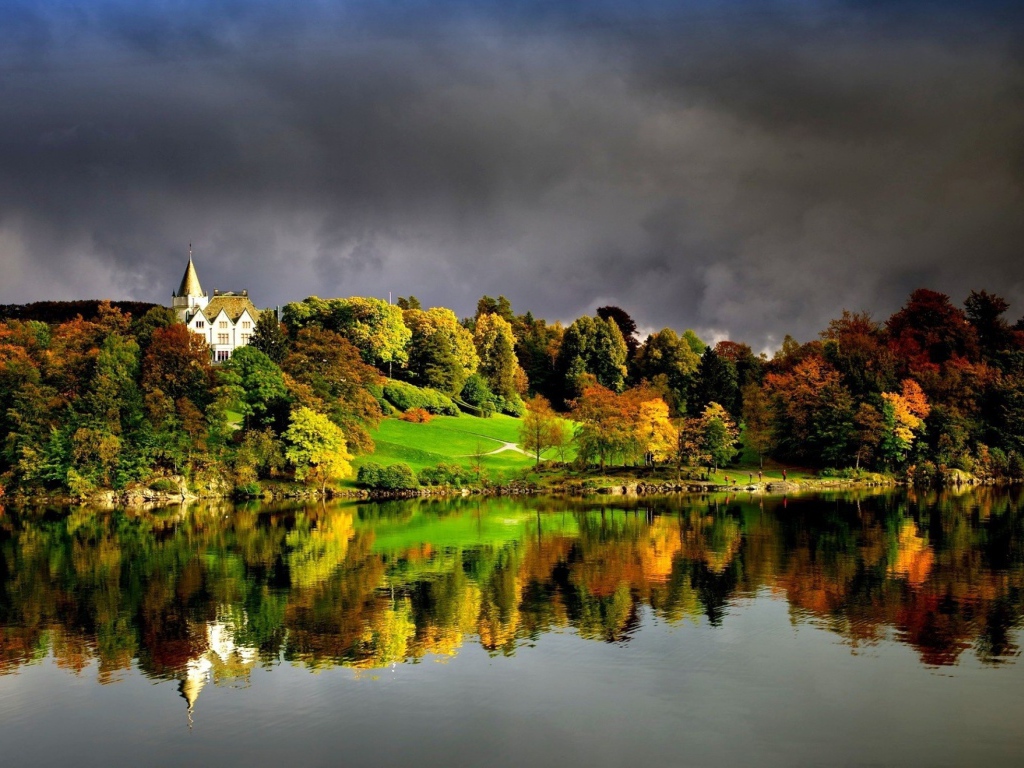 Темные облака над лесом у озера