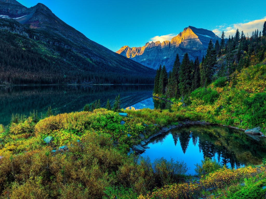 Озерцо у спокойной реки в горах