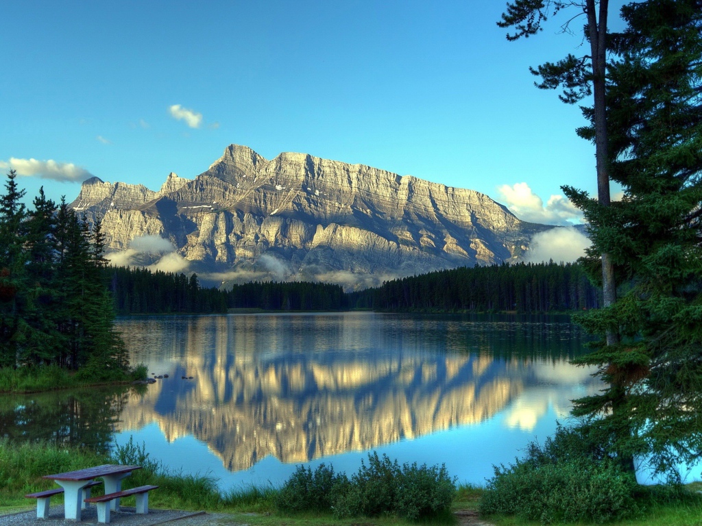 Скала отражается в горном озере
