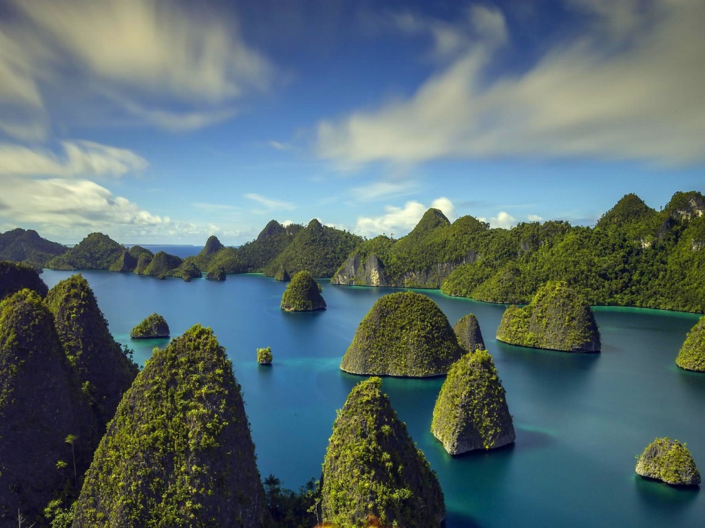 Скалы поросшие зеленью среди реки