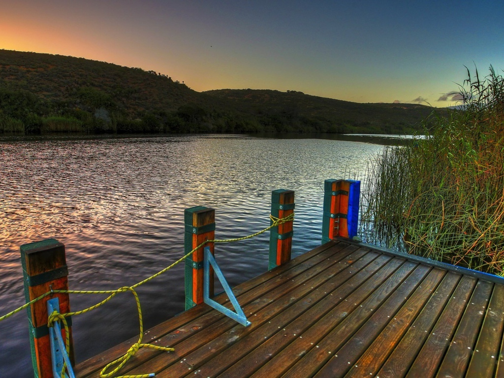 Веревки на деревянном причале