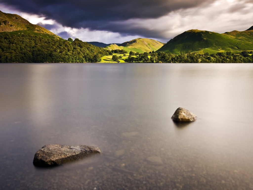 Камни в воде мелкого озера