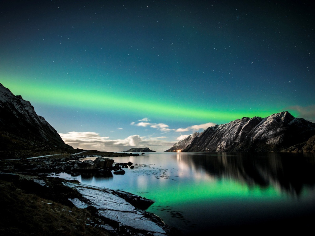 Зеленое северное сияние над озером