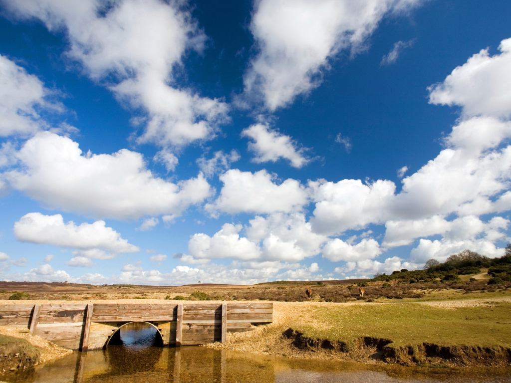 Белые облака над мостом