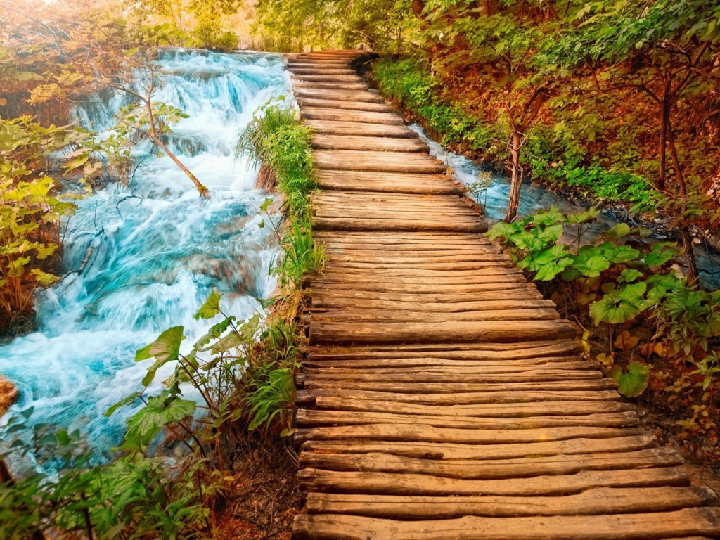 Деревянный мост через речку