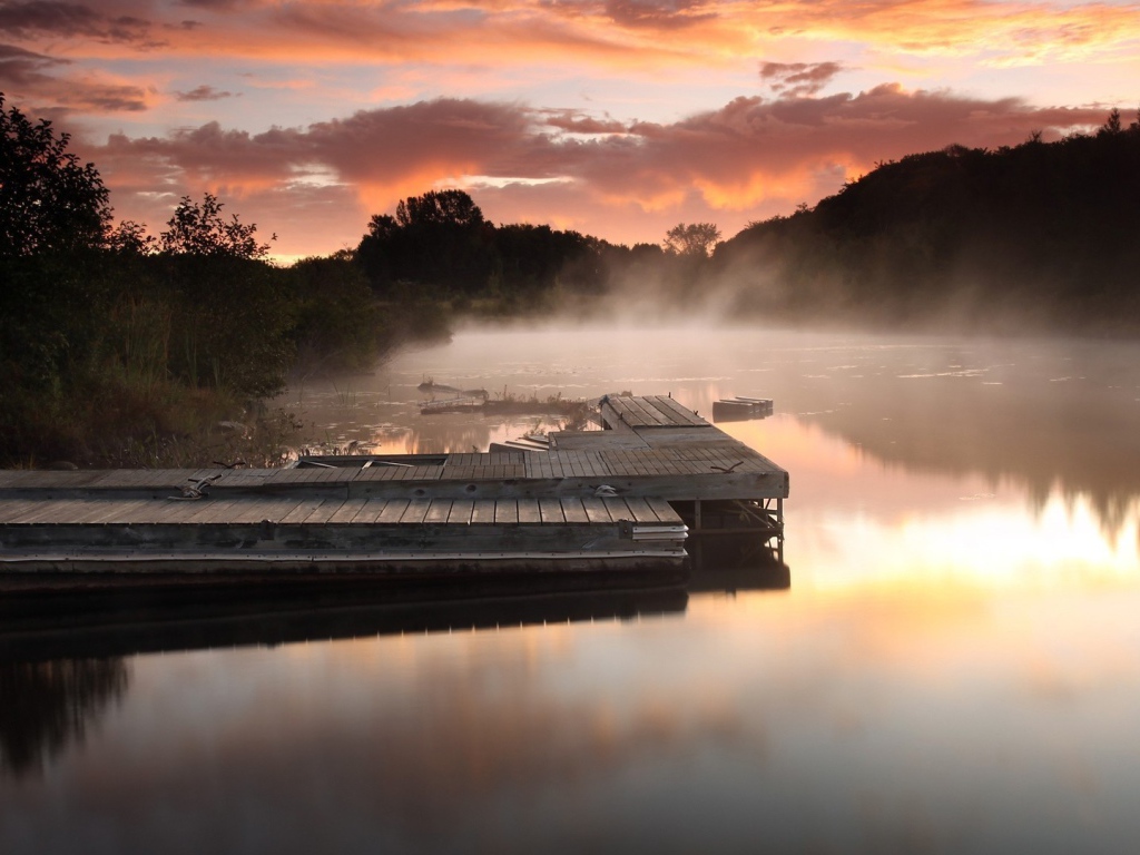 Деревянный причал в тумане