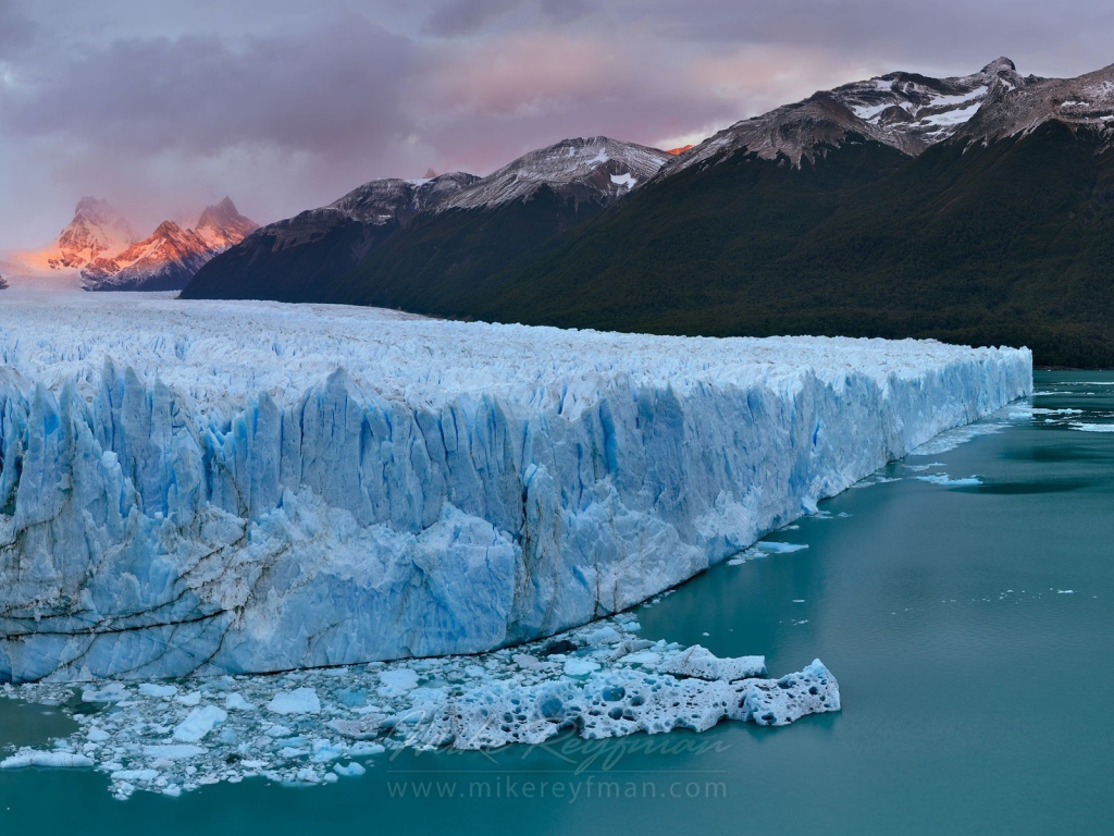 Голубой ледник переходит в море