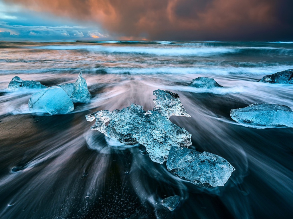 Голубой лед на берегу моря