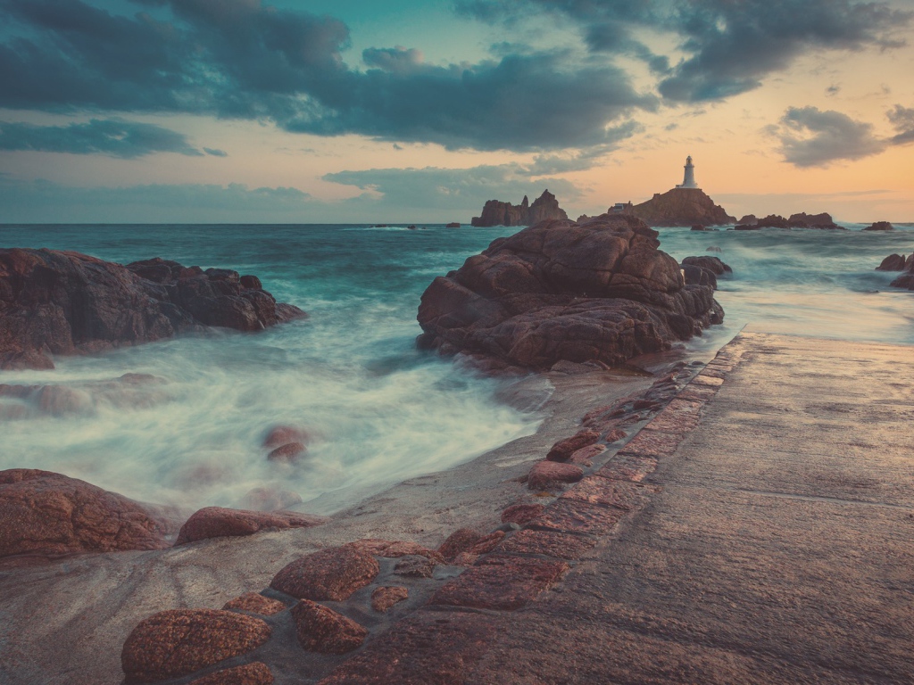 Набережня на фоне маяка на скале