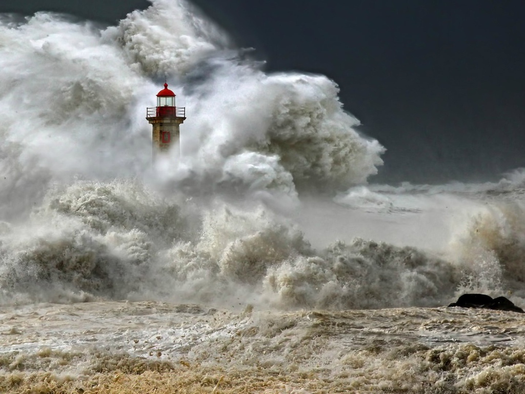 Мощная волна окатила маяк