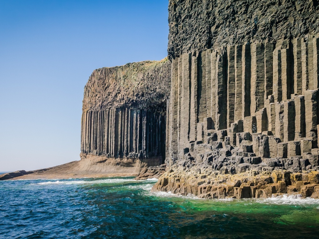Каменная стена из скал на берегу моря