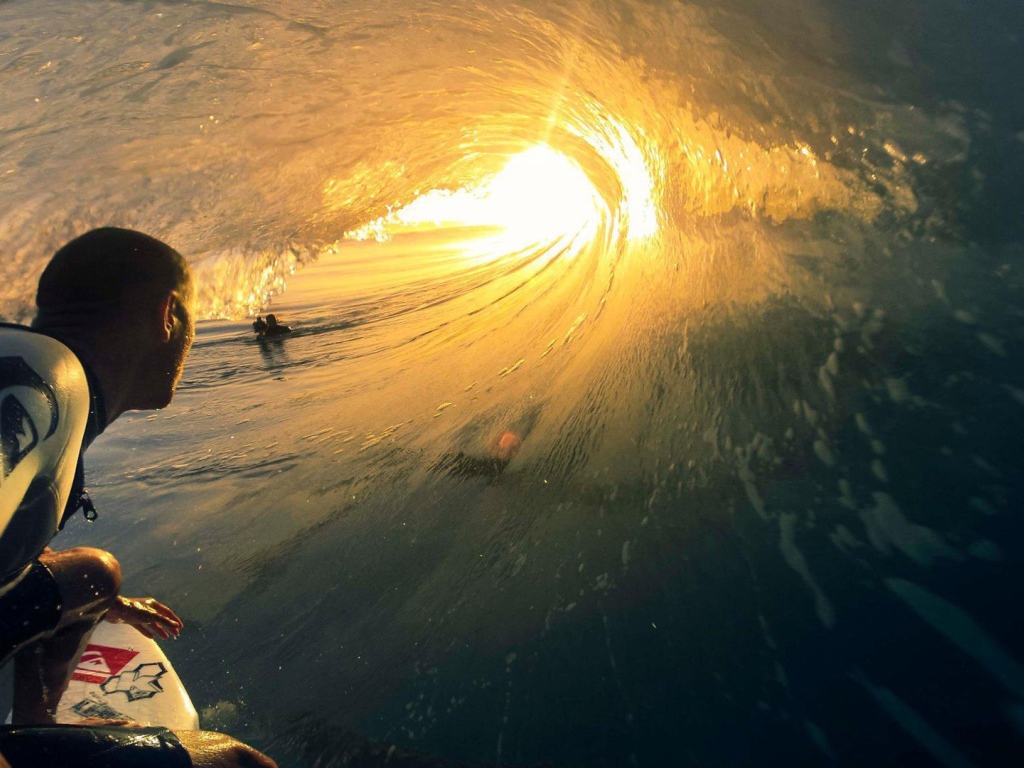 Серфер внутри хорошей волны