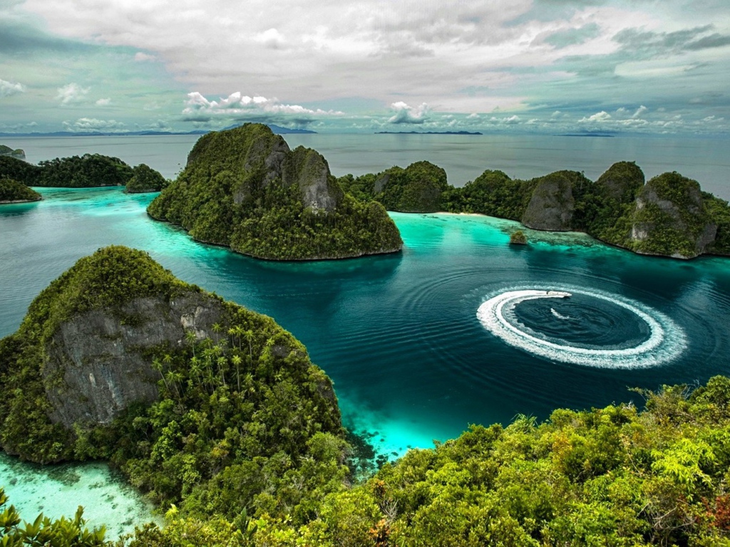 Катер плывет по кругу в заливе