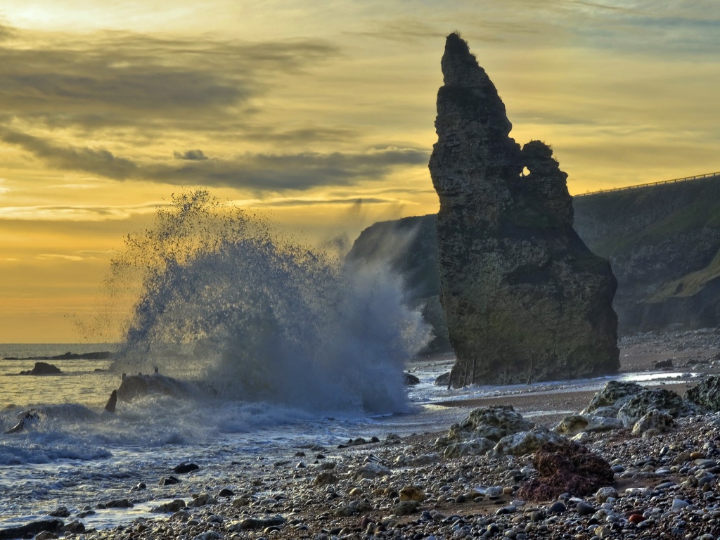 Волна у прибрежной скалы