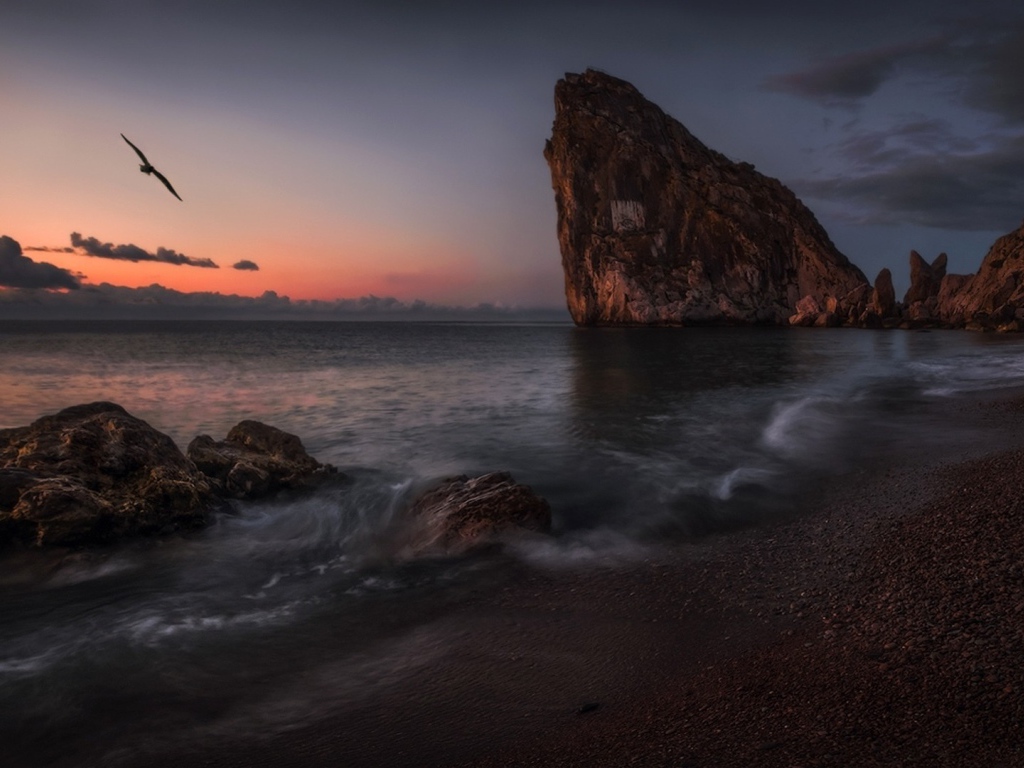 Треугольная скала на берегу моря