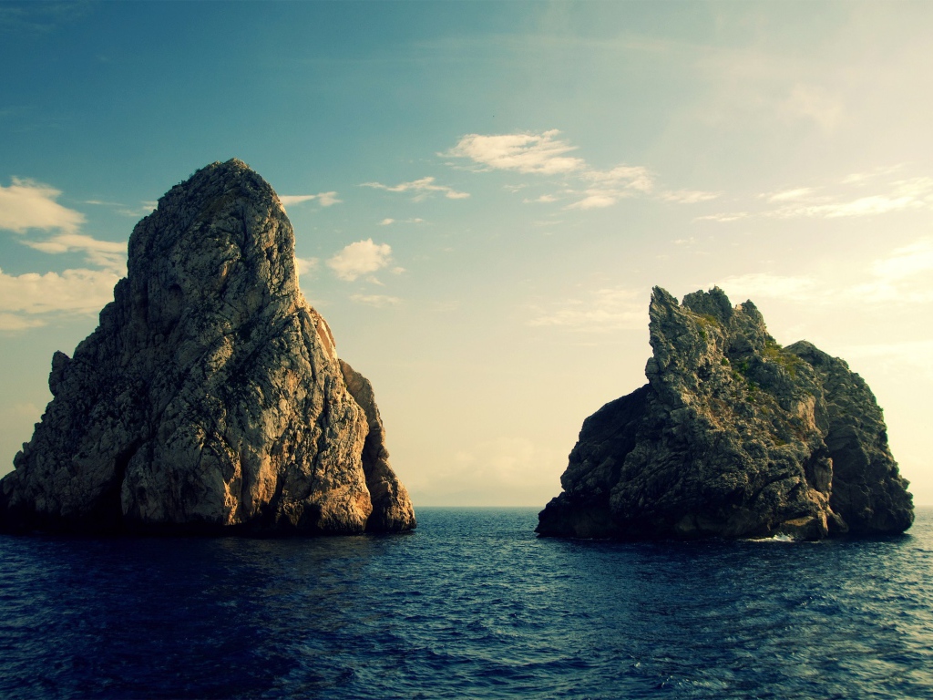 Две скалы у берега