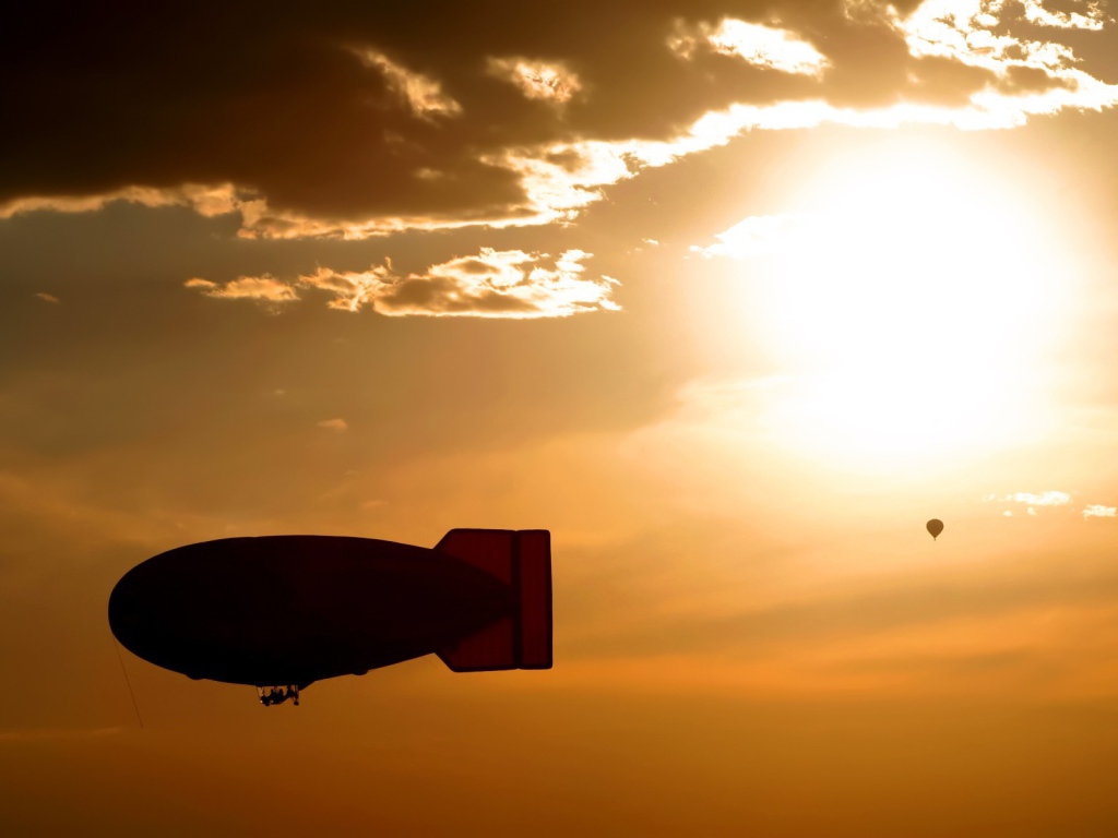 Воздушный зонд на фоне заката