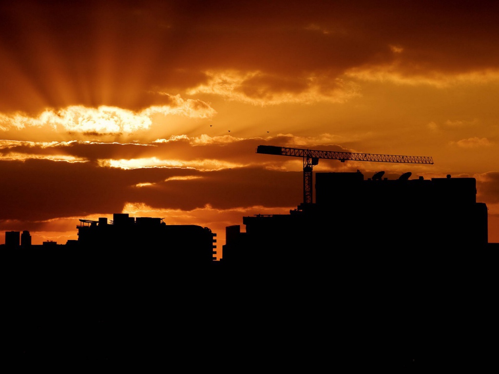 Стройка на фоне заката