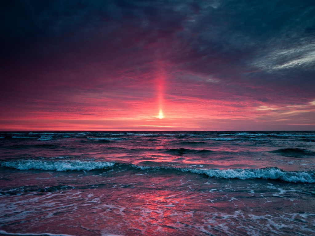 Розовое небо на закате в море