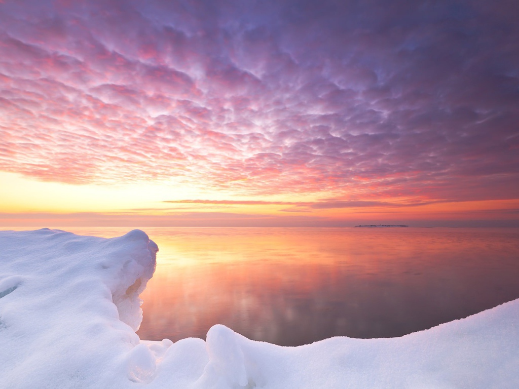 Розовый закат в Антарктиде