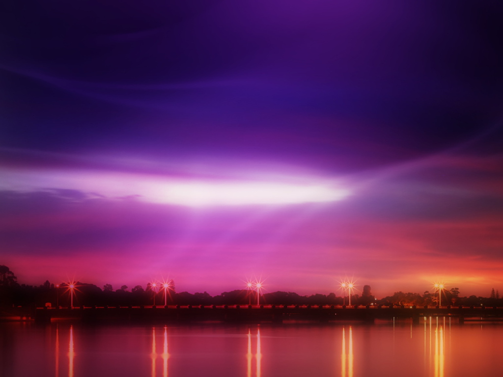 Розовый закат на берегу реки