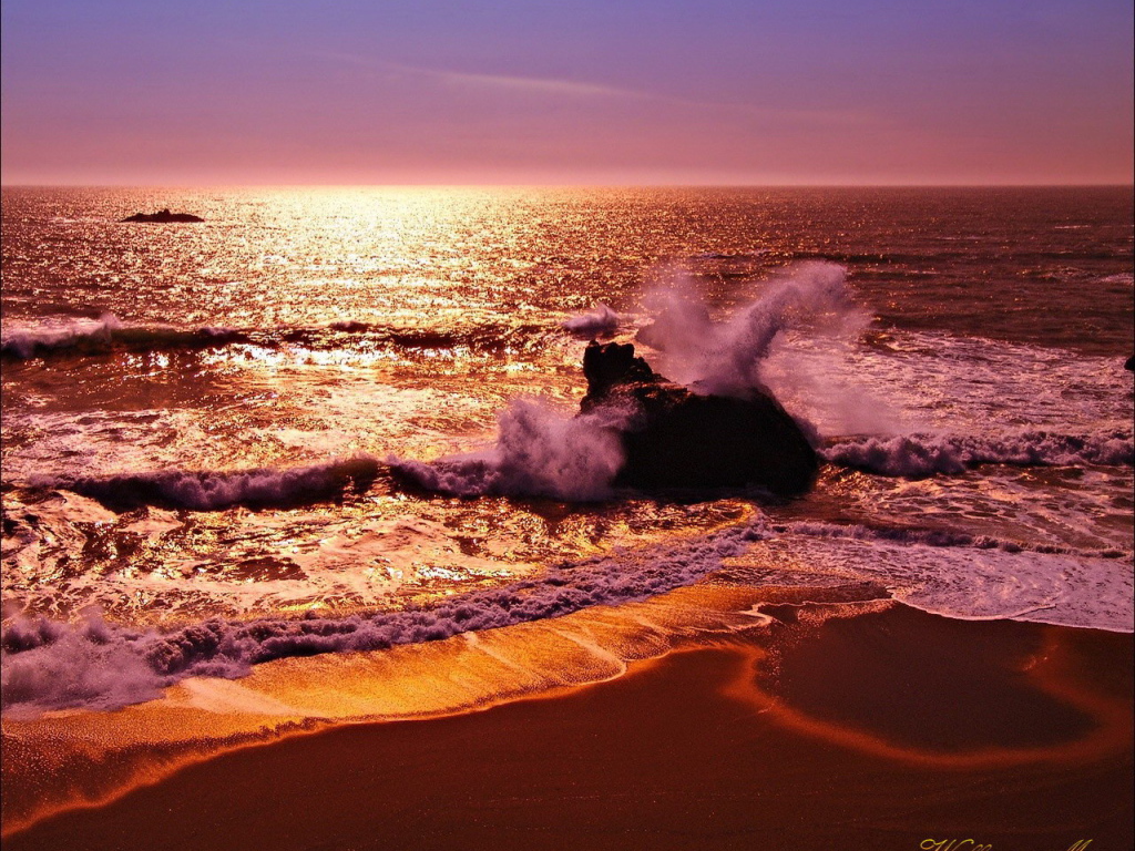 Брызги волн на розовом закате