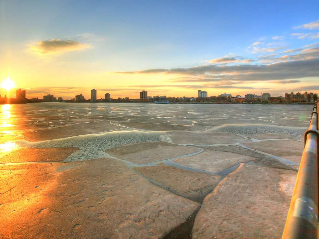 Закат на пирсе около города